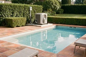 Pompe à chaleur pour piscine installée en extérieur à côté d'une piscine résidentielle avec carrelage en pierre naturelle