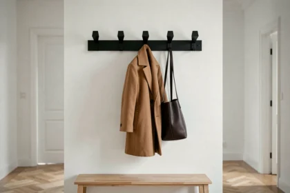 Porte-manteau mural moderne noir avec crochets géométriques dans une entrée minimaliste aux murs blancs