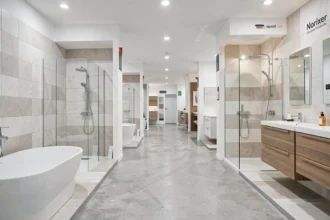 Showroom de salles de bain modernes dans les Hauts-de-France avec différentes installations exposées